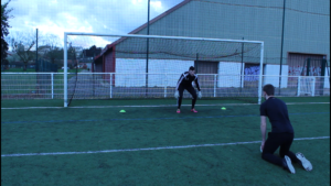 Exercice qui permet de travailler la vitesse de réaction du gardien de but en football.